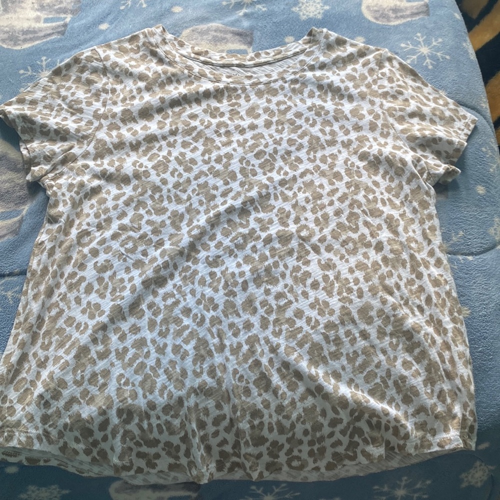 Women’s tee shirt, medium.